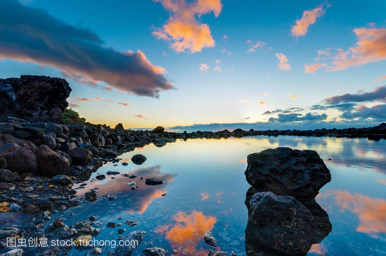 日落在小海湾与岩石, La 层海岛, 西班牙