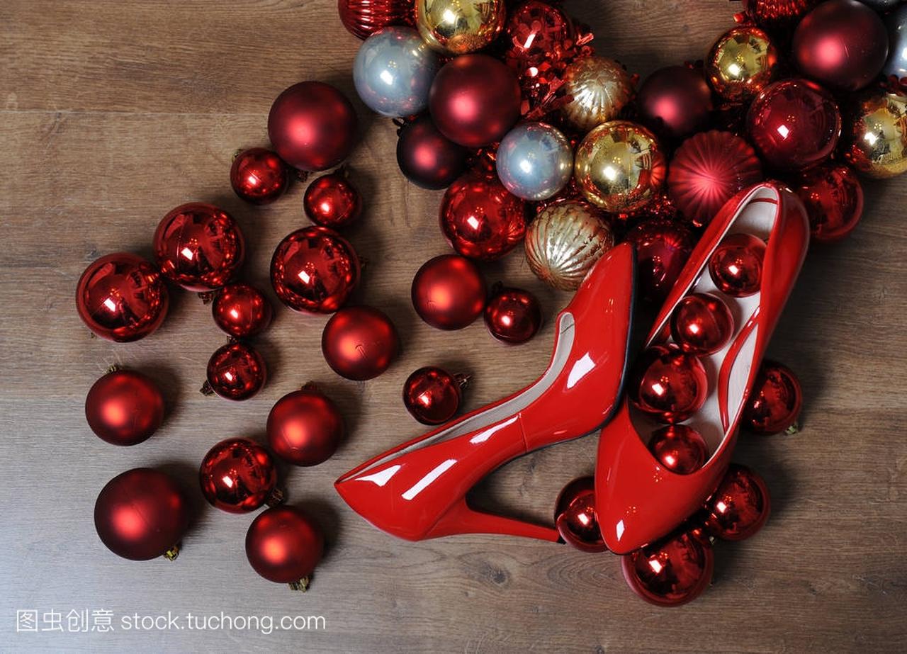 圣诞作文红漆鞋与高跟鞋和圣诞球的花圈, 顶部