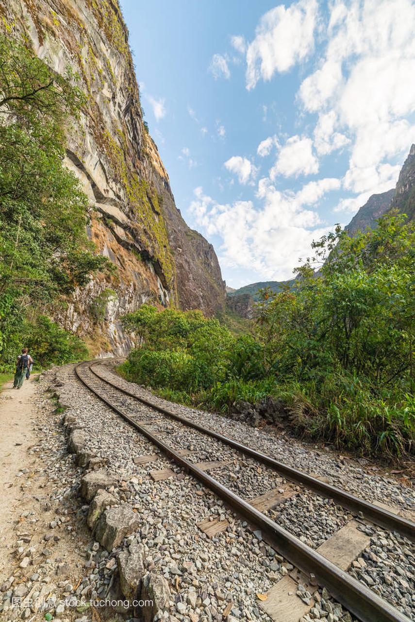 沿着乌鲁班巴山谷的火车轨道到马丘比丘。秘鲁