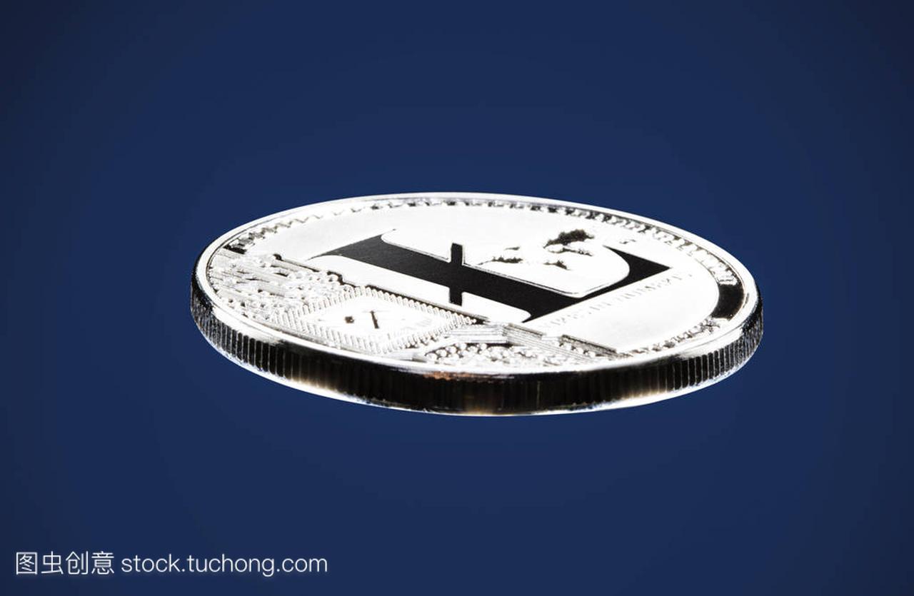 色 Litecoin 硬币在深蓝色背景上被隔绝。数字监
