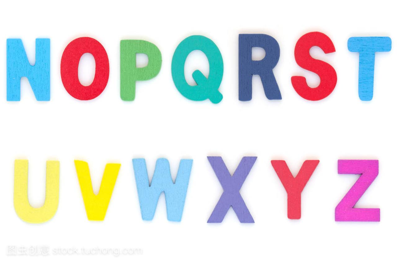 木质字母彩色 a-z 大写字母英文在白色背景