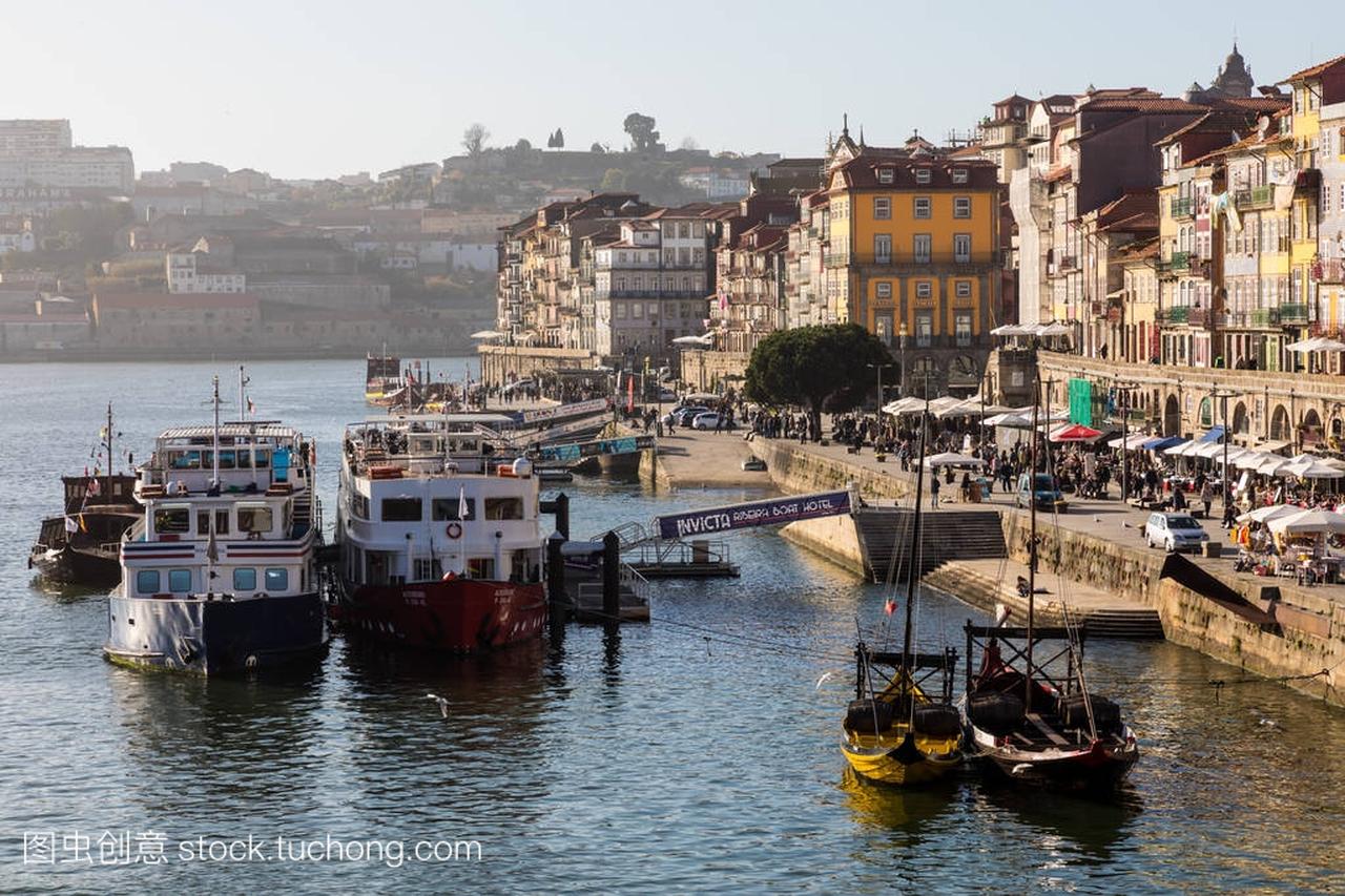 波尔图, 葡萄牙-2018年1月18日: 风景在河畔与