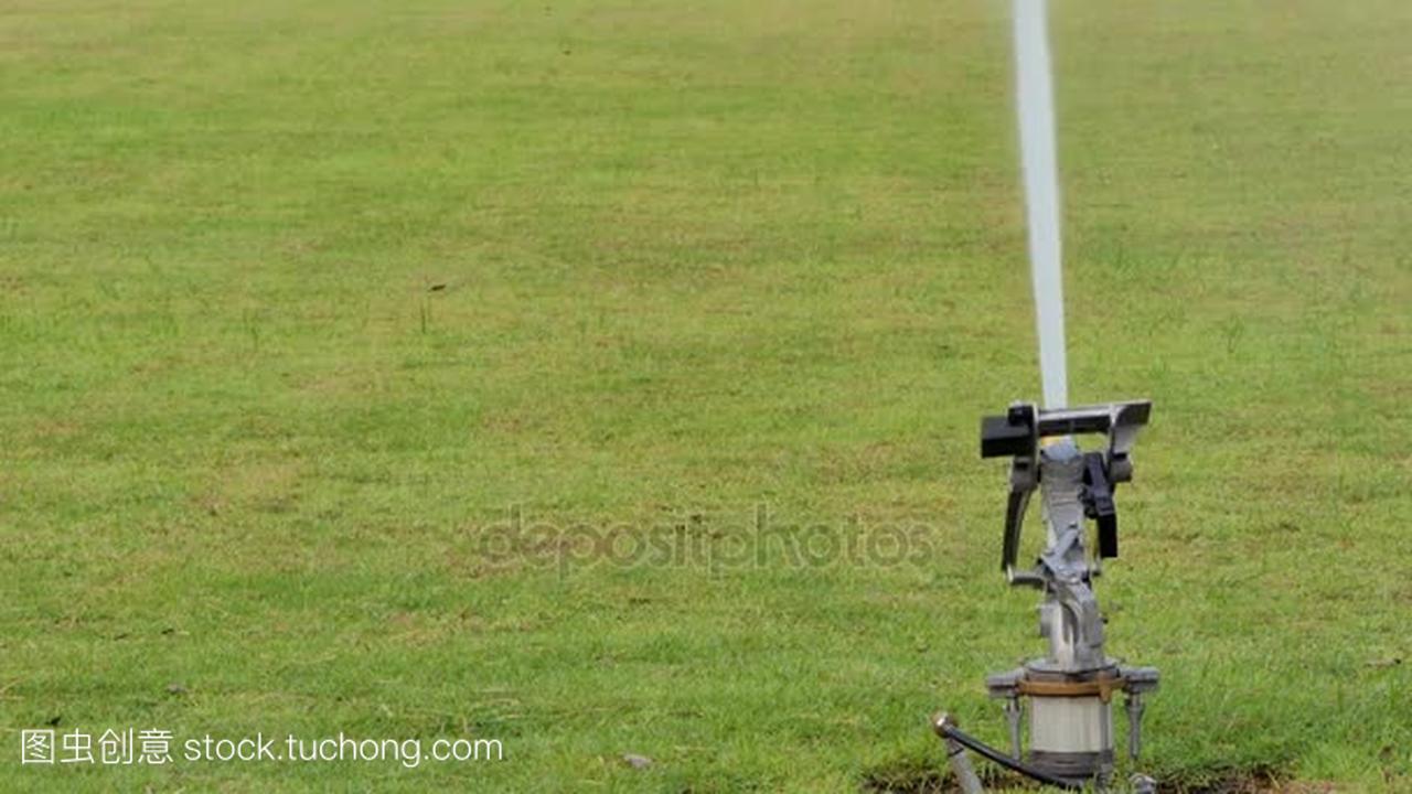 足球场草坪大型洒水器的浇灌