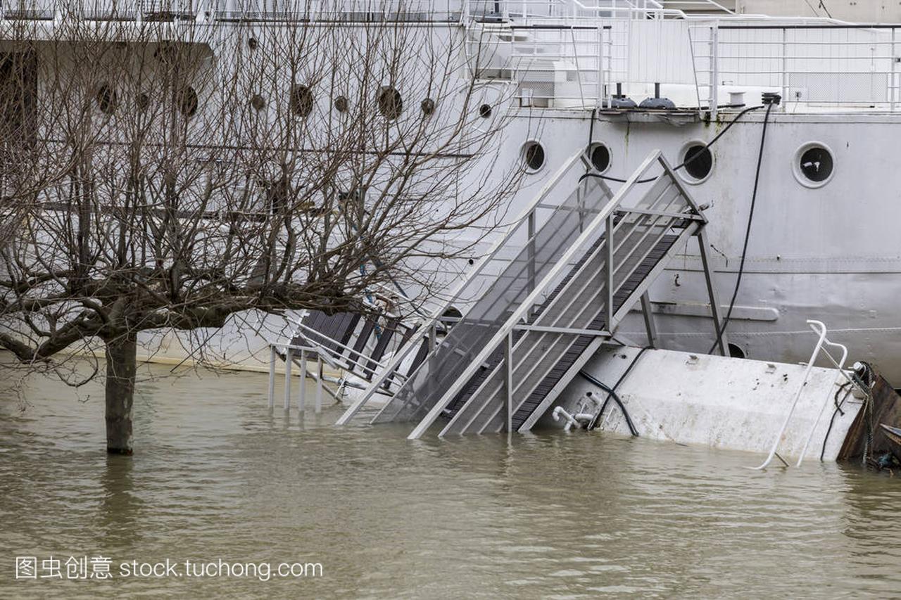 巴黎, 法国-2018年1月29日: 在塞纳河上的浮动