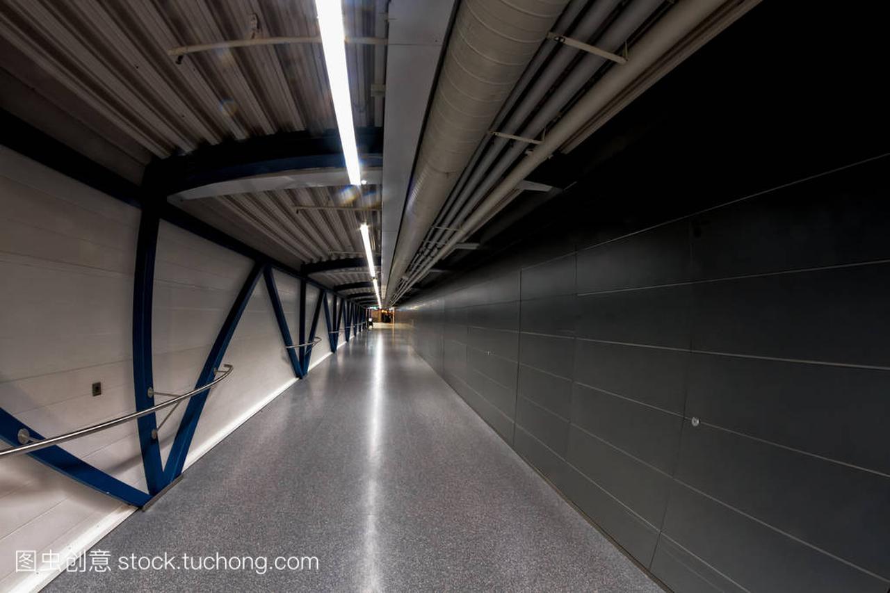 在赫尔辛基机场的隧道