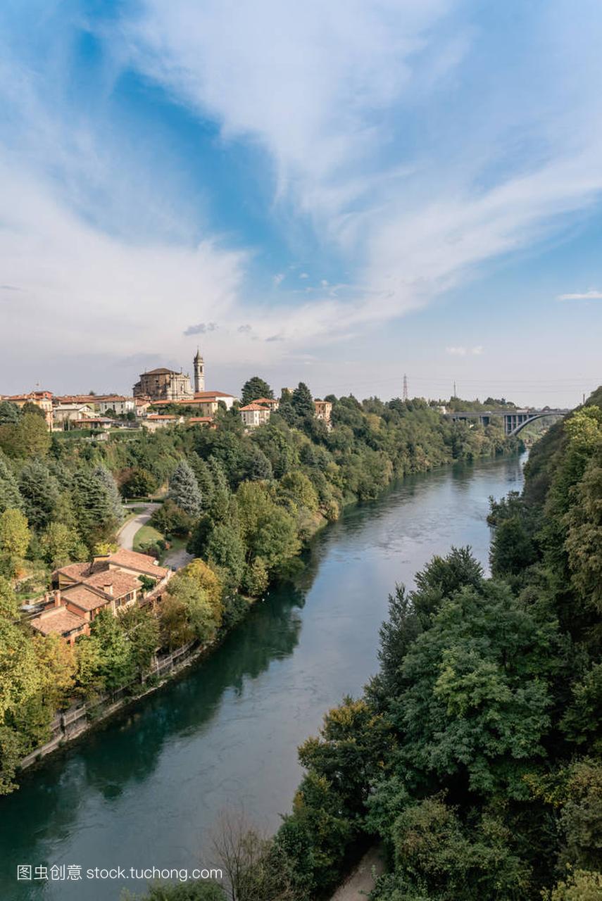 Adda 是意大利北部的一条河流, 是该河的一个