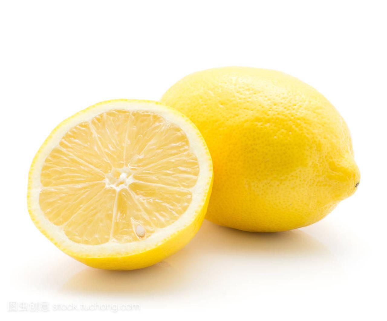 一个柠檬和部分半隔离在白色 backgroun