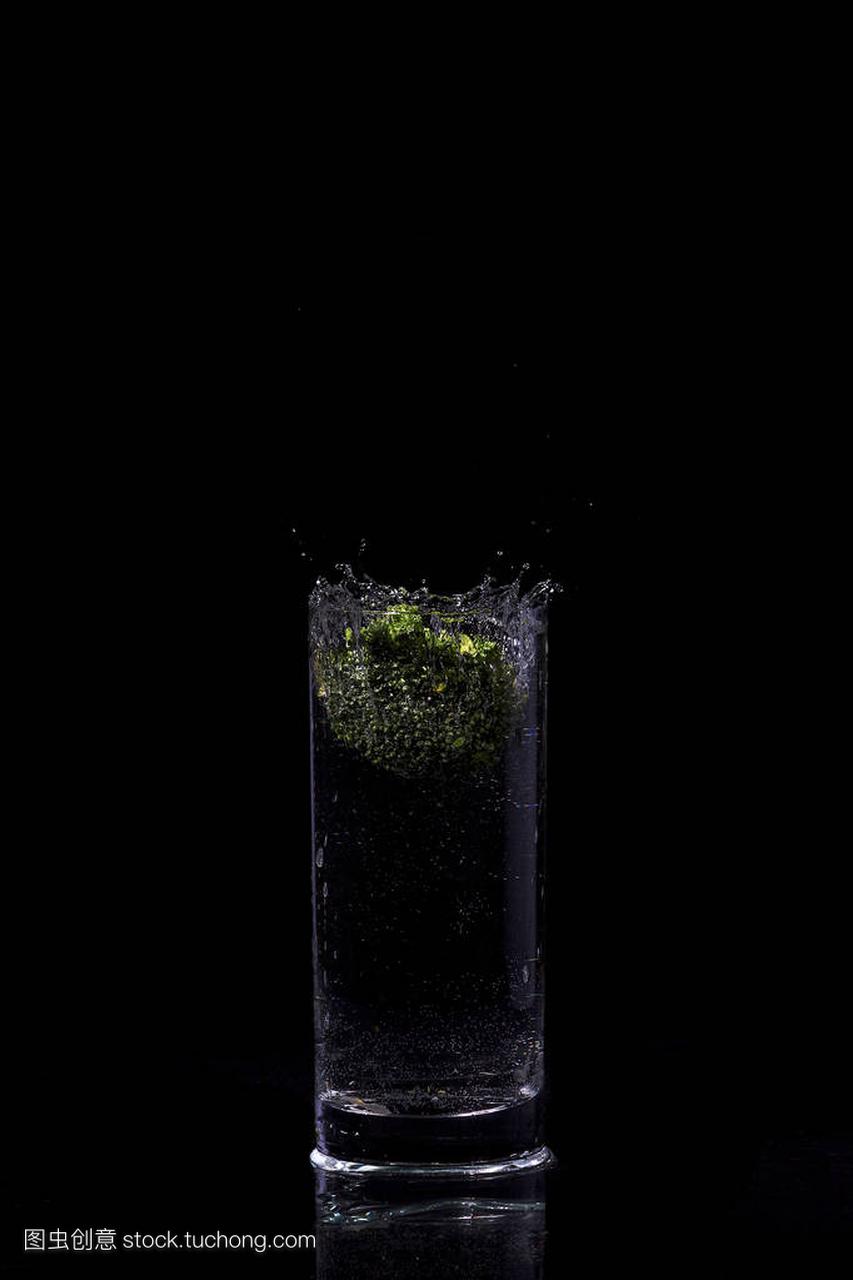 绿花椰菜在水中下落在白色与空气泡西兰花在水