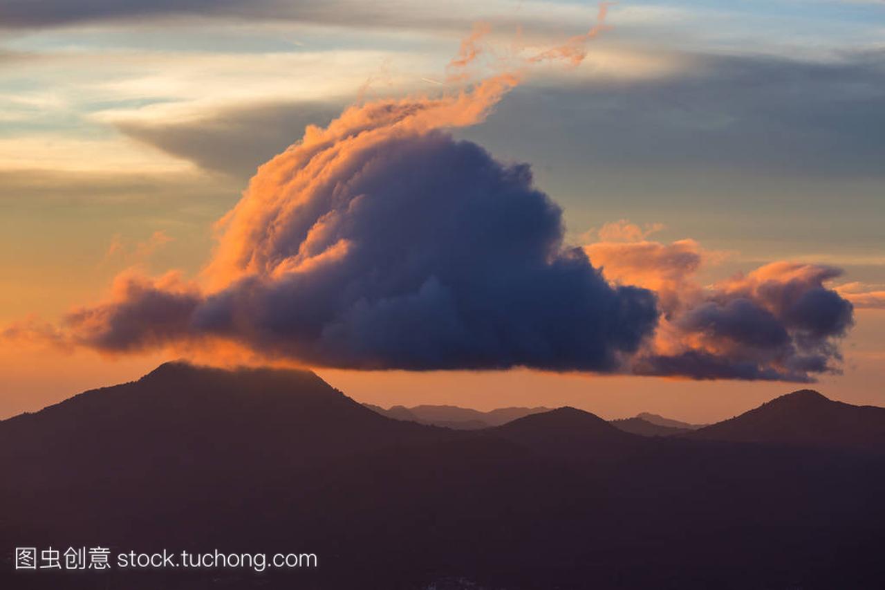 日落时萨尔瓦多国家公园的美丽火山