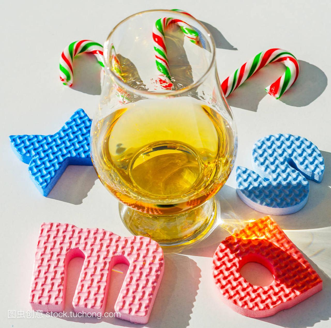 单麦芽威士忌在玻璃与橡胶字母, 圣诞节 inscr