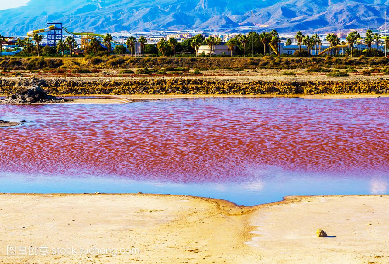 西班牙的粉红色湖泊, 异常现象, 矿物对笏的影响