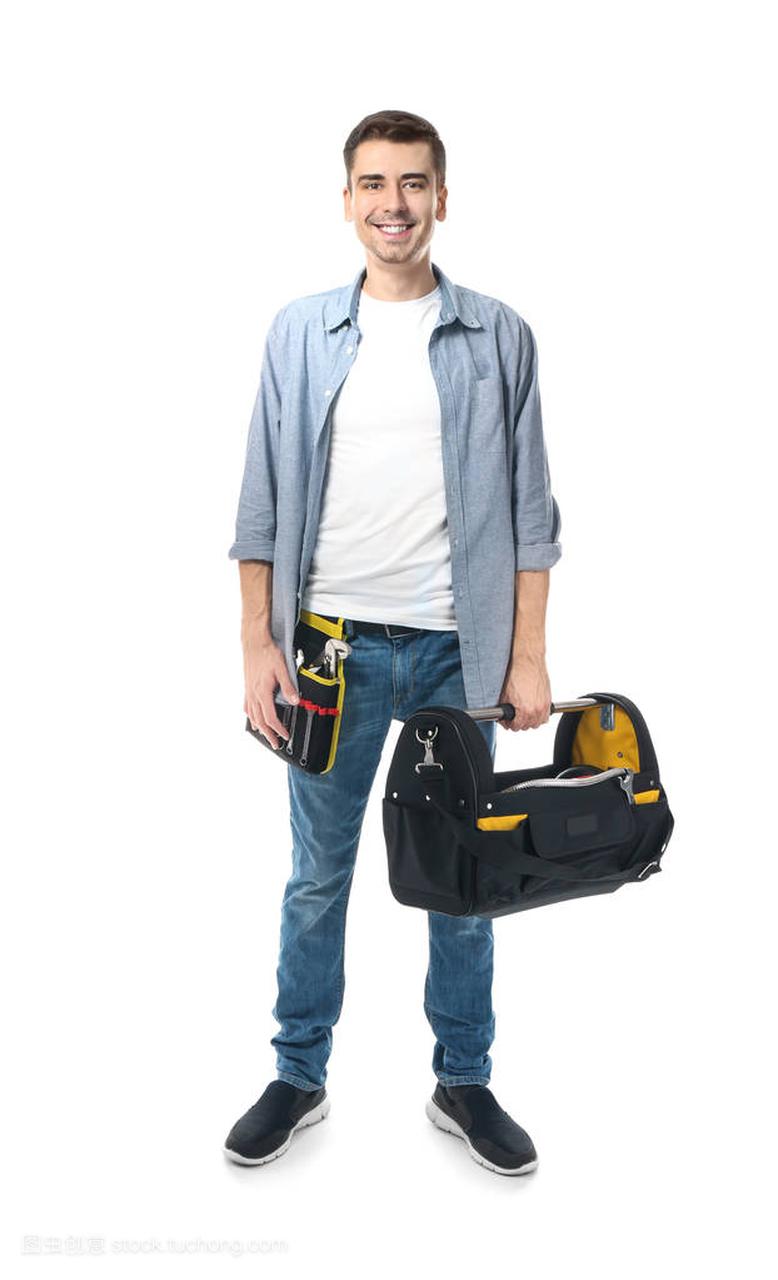 年轻的水管工用工具带和袋子在白色背景