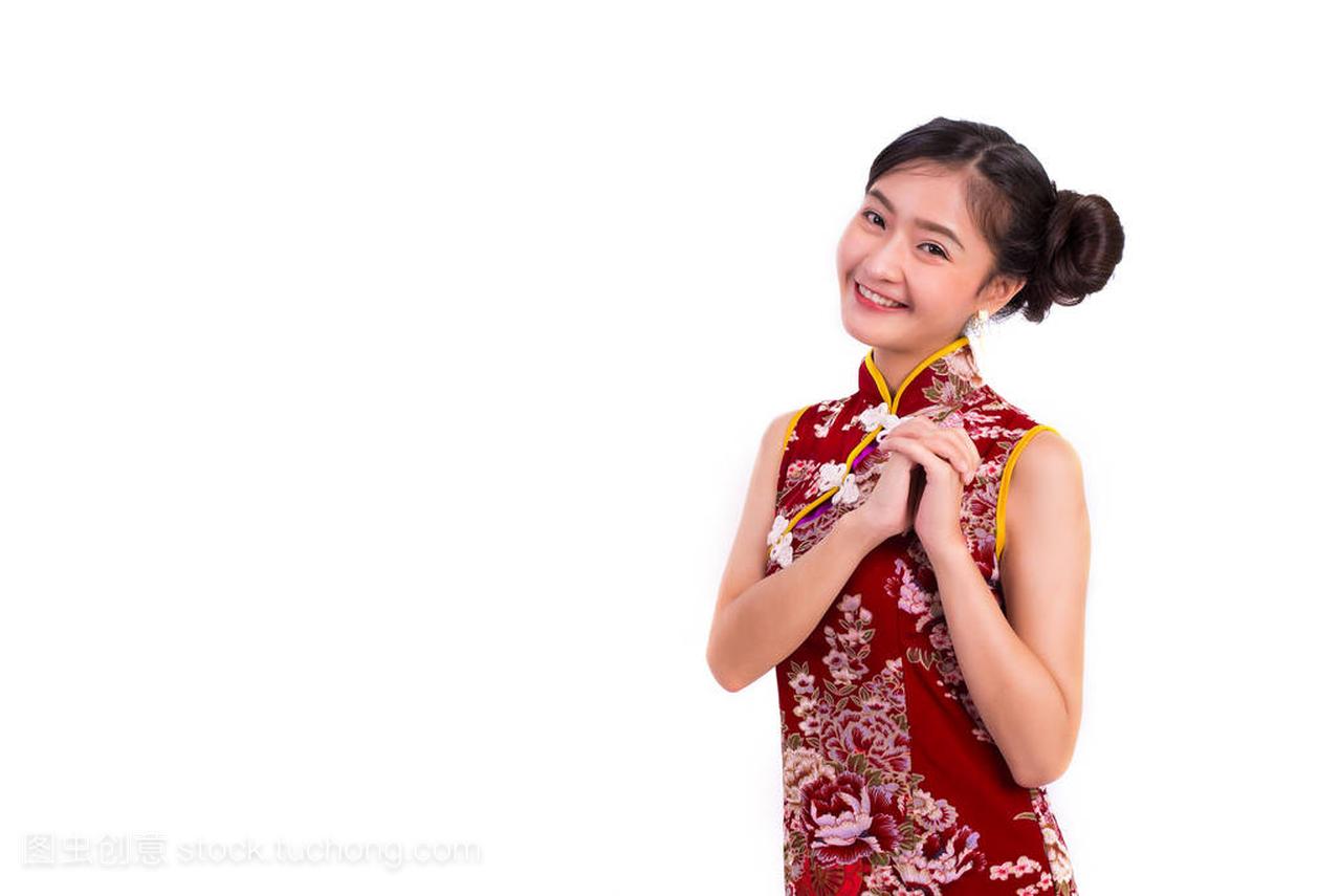 年轻的亚洲美女在中国新年节日活动上身穿旗袍
