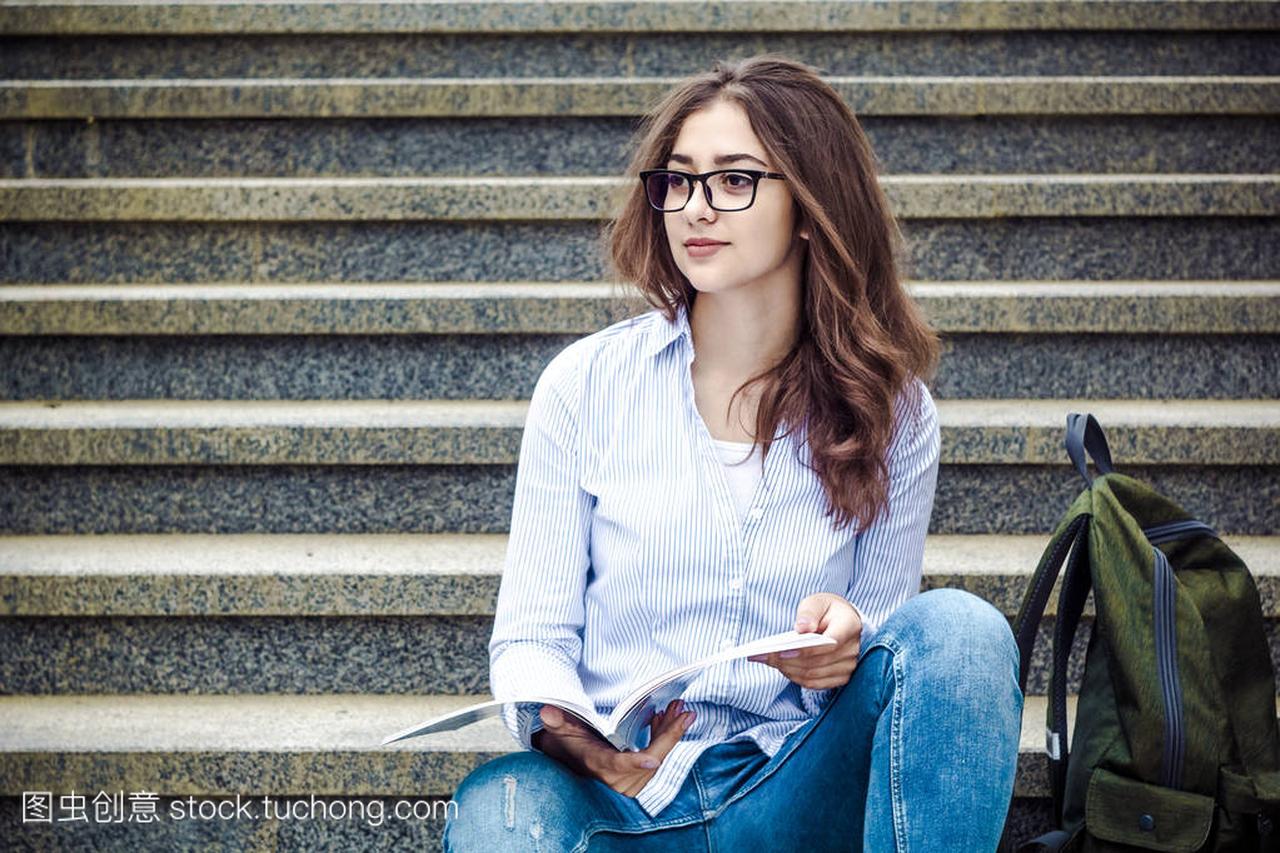 漂亮的女孩, 一个戴眼镜的学生在楼梯上看书。