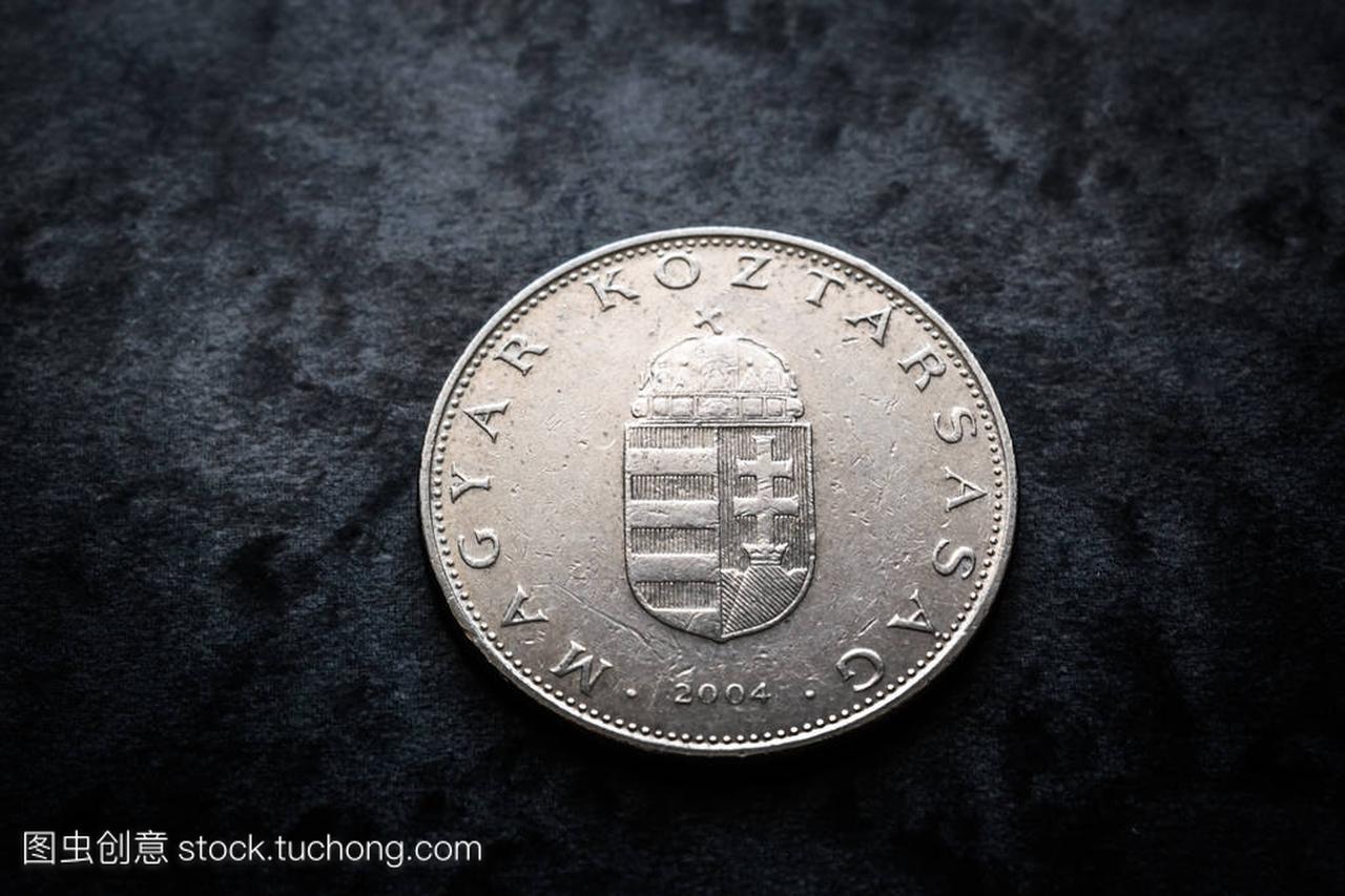 匈牙利货币, 十福林硬币与徽章关闭灰色背景