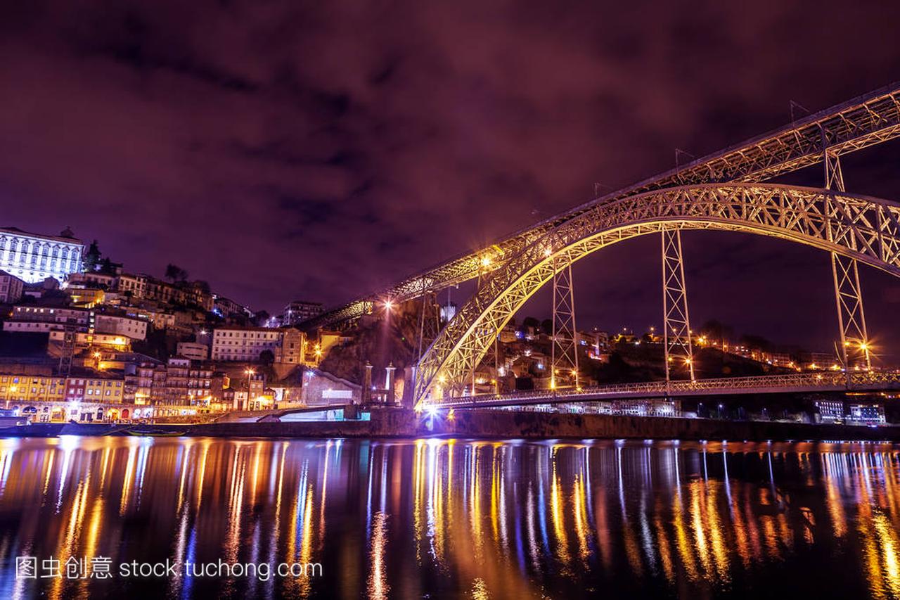Dom 路易斯大桥夜间照明。波尔图, 葡萄牙西部