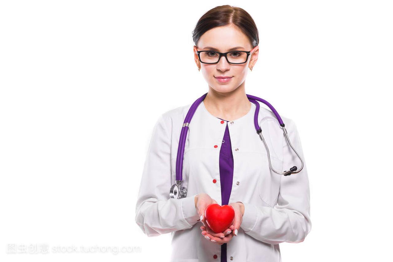 年轻女医生手持玩具心脏隔离白色