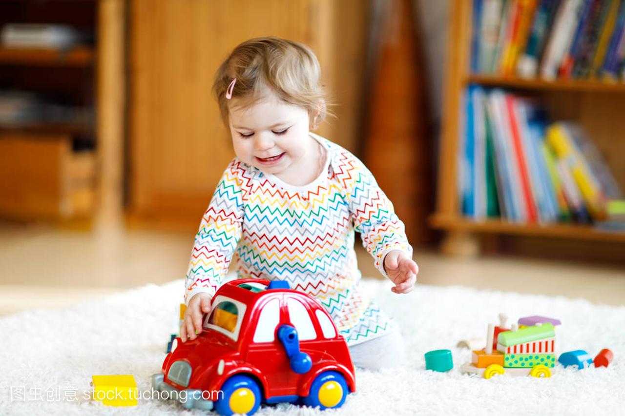 可爱可爱的小女孩玩的教育木制玩具在家或托儿