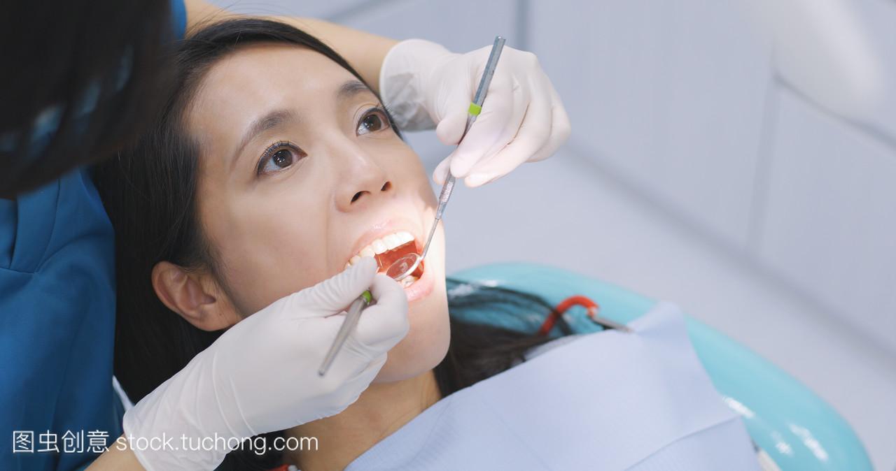 妇女在牙科诊所接受牙齿检查