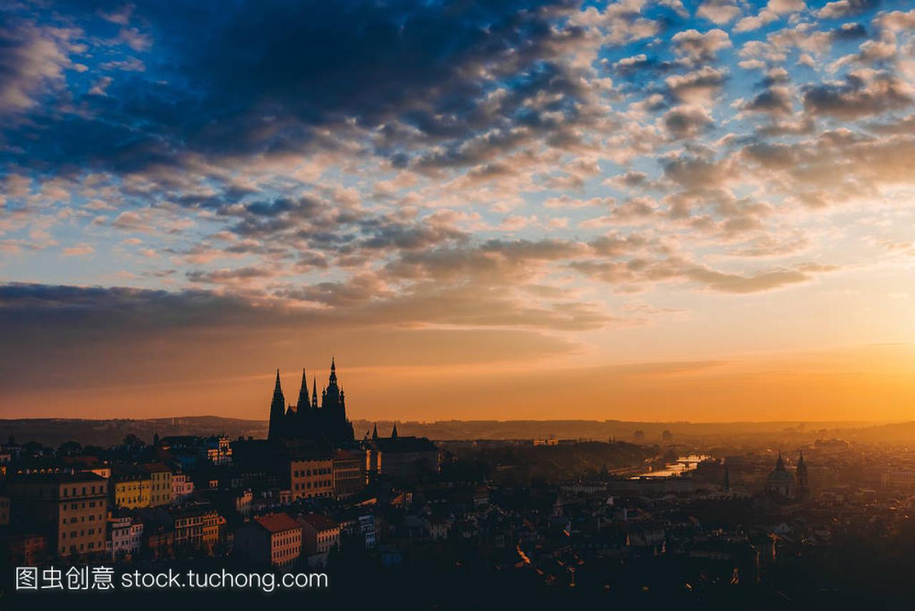 布拉格全景上午。欧洲城市日出。巴洛克式和哥