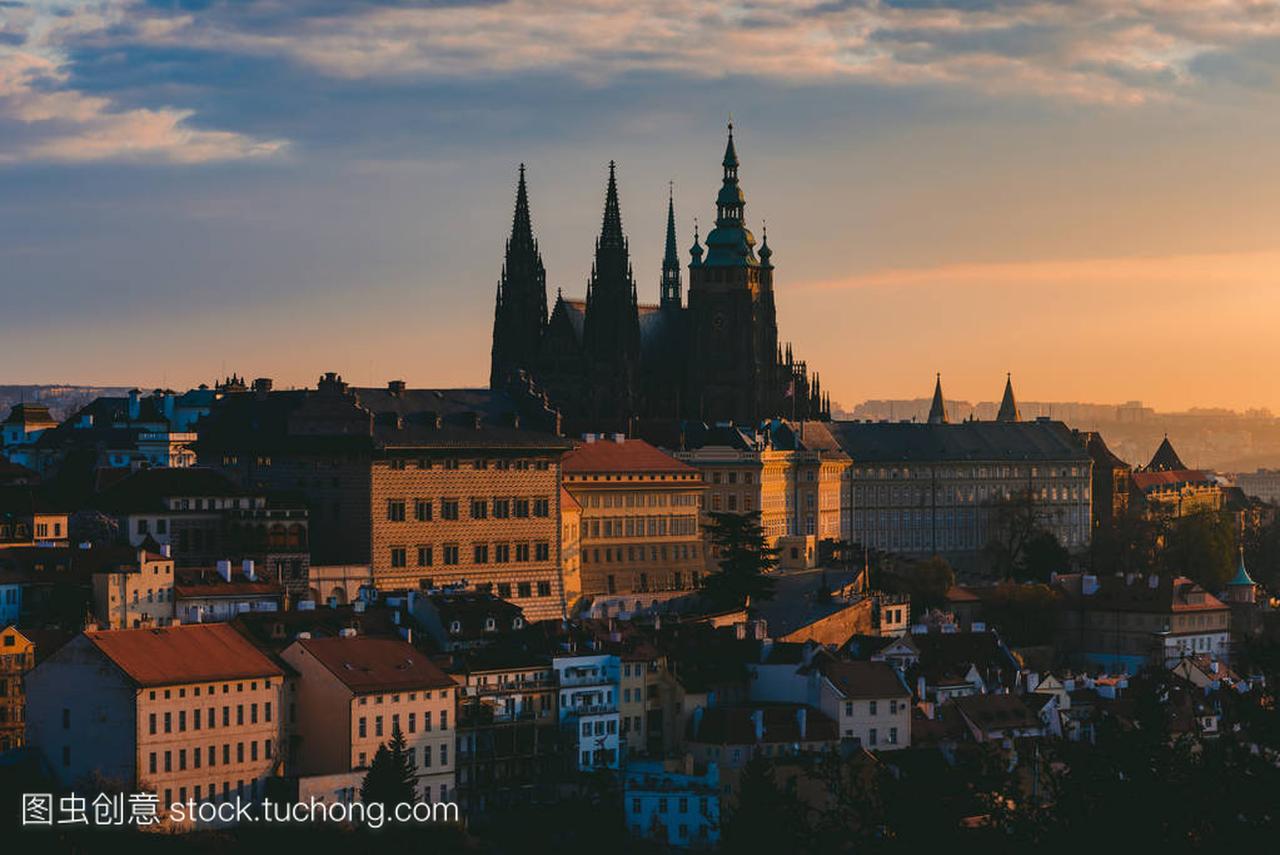 布拉格全景上午。欧洲城市日出。巴洛克式和哥