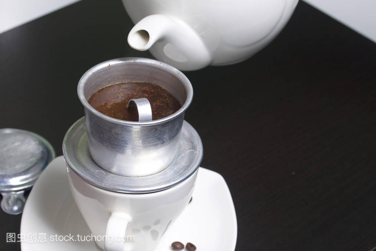 越南咖啡壶配备了一个杯子。地面咖啡倒入它。