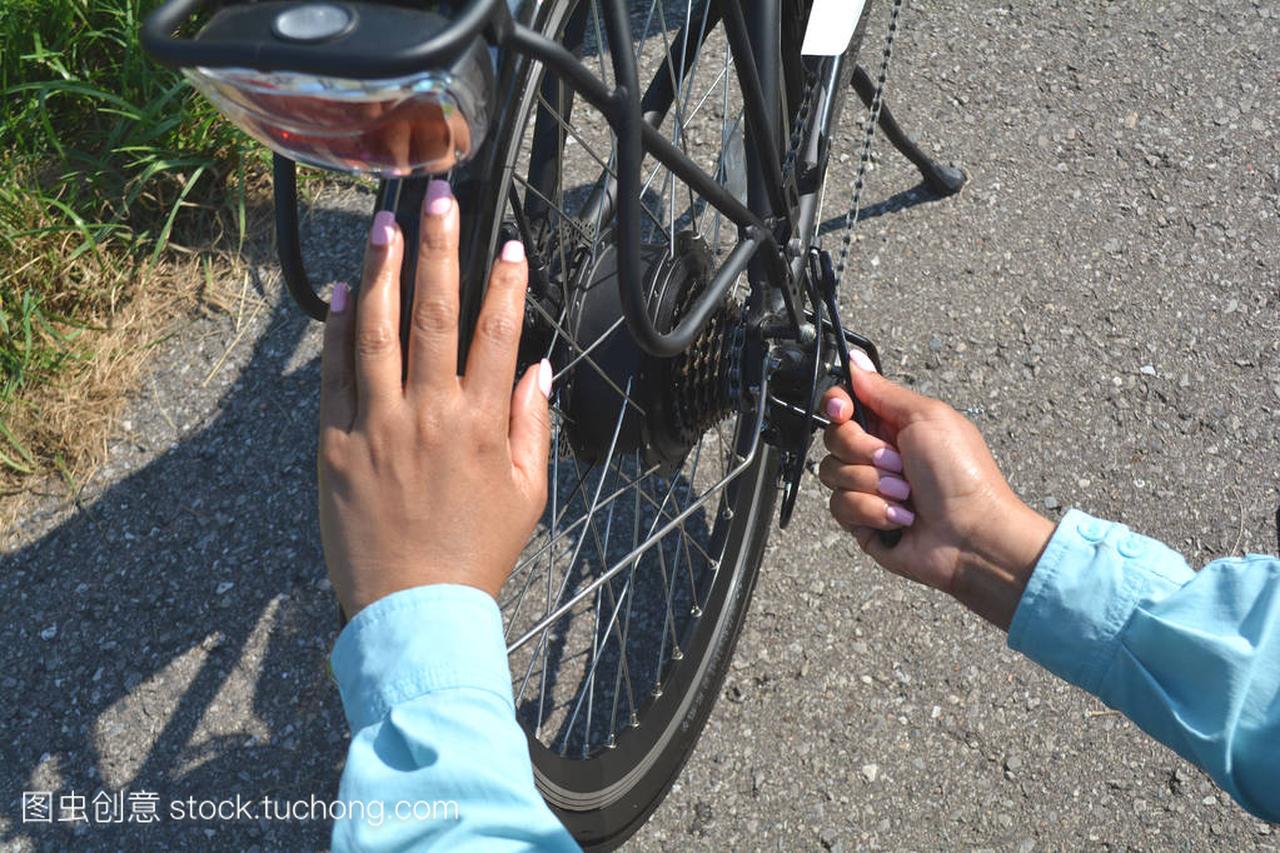 健身运动自行车女用公园里的关键工具修理电动