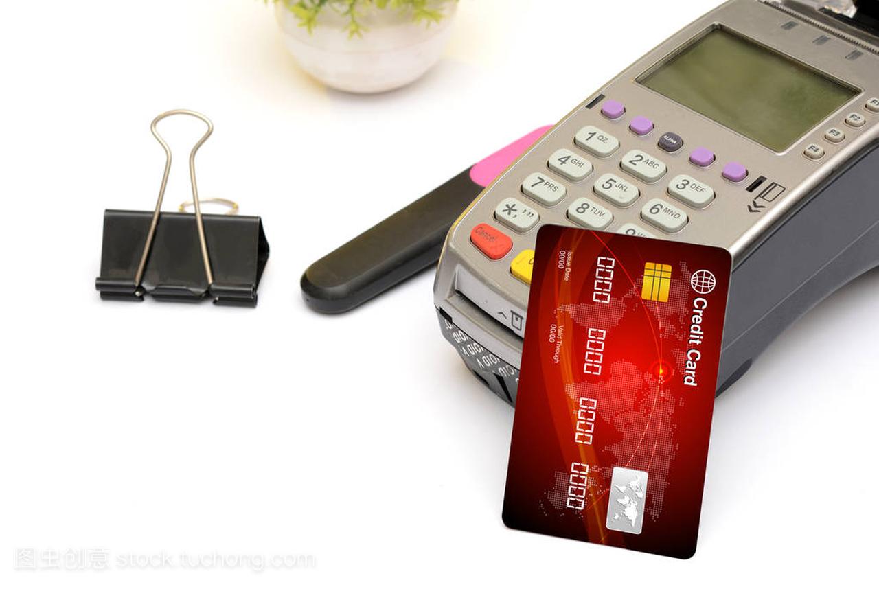 信用卡借记卡与读者机器购物概念