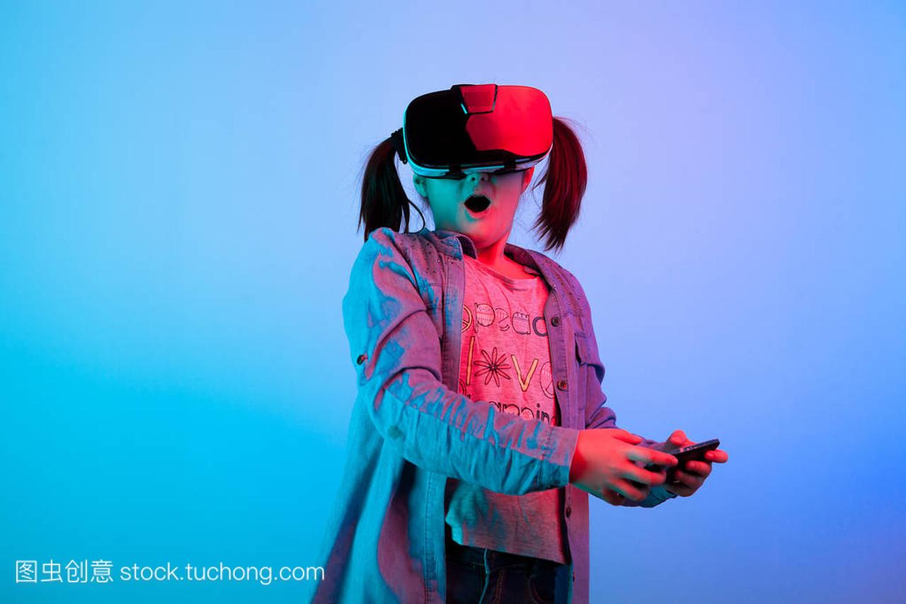 在虚拟现实中玩游戏的年轻女孩