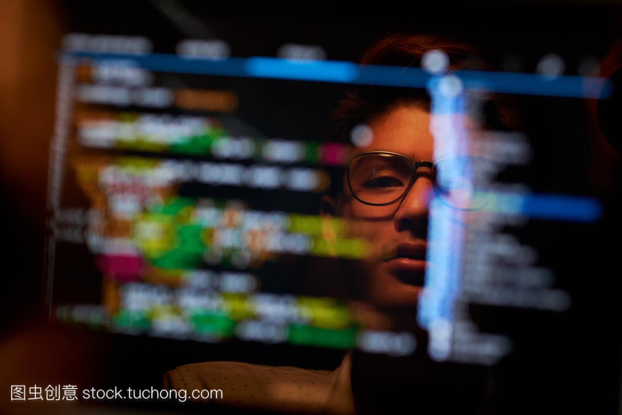 亚洲软件开发商在电脑屏幕上分析数据
