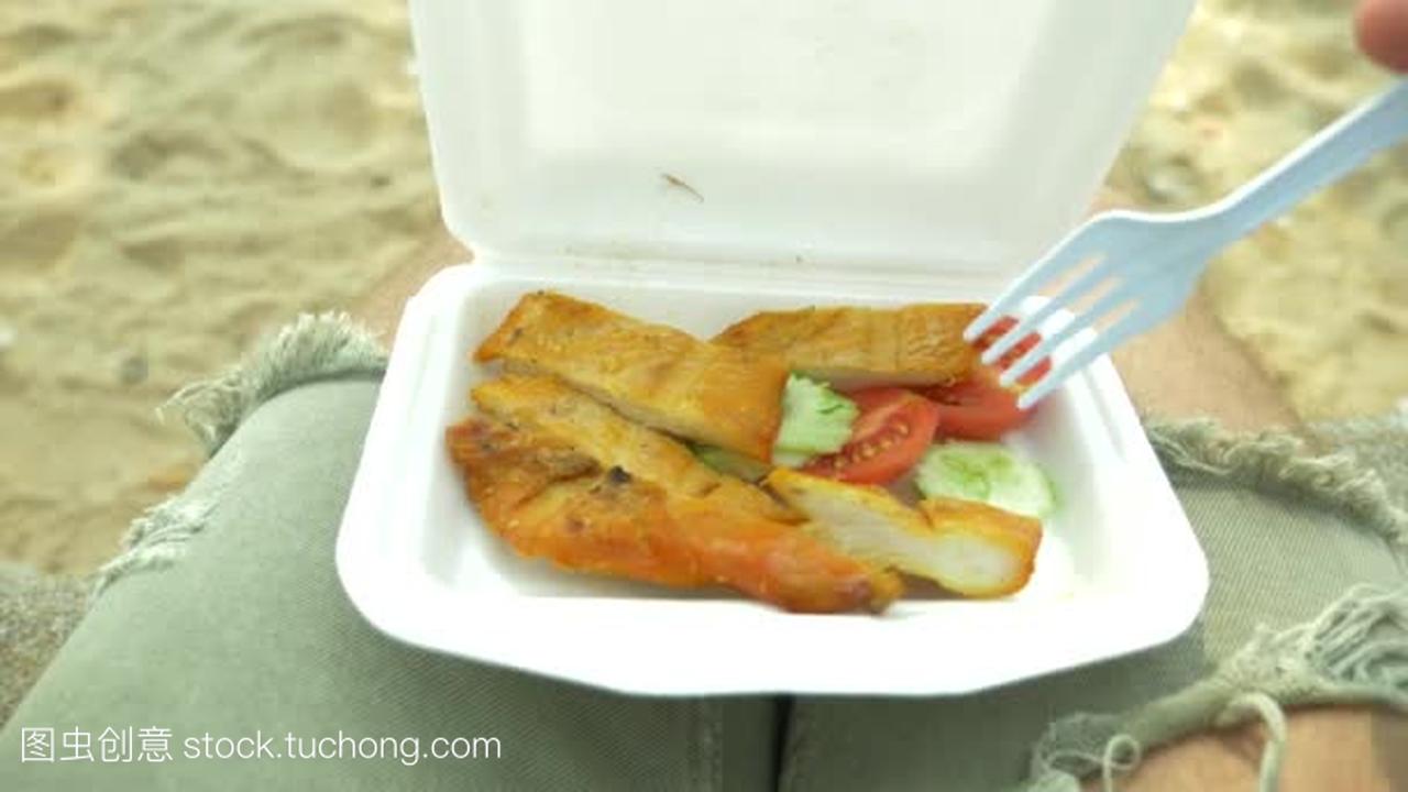 一个集装箱, 泰国街头食品, 有人在海滩上吃鸡。