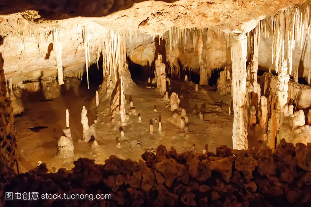 西班牙马略卡岛的龙洞。美丽的自然洞穴在马略