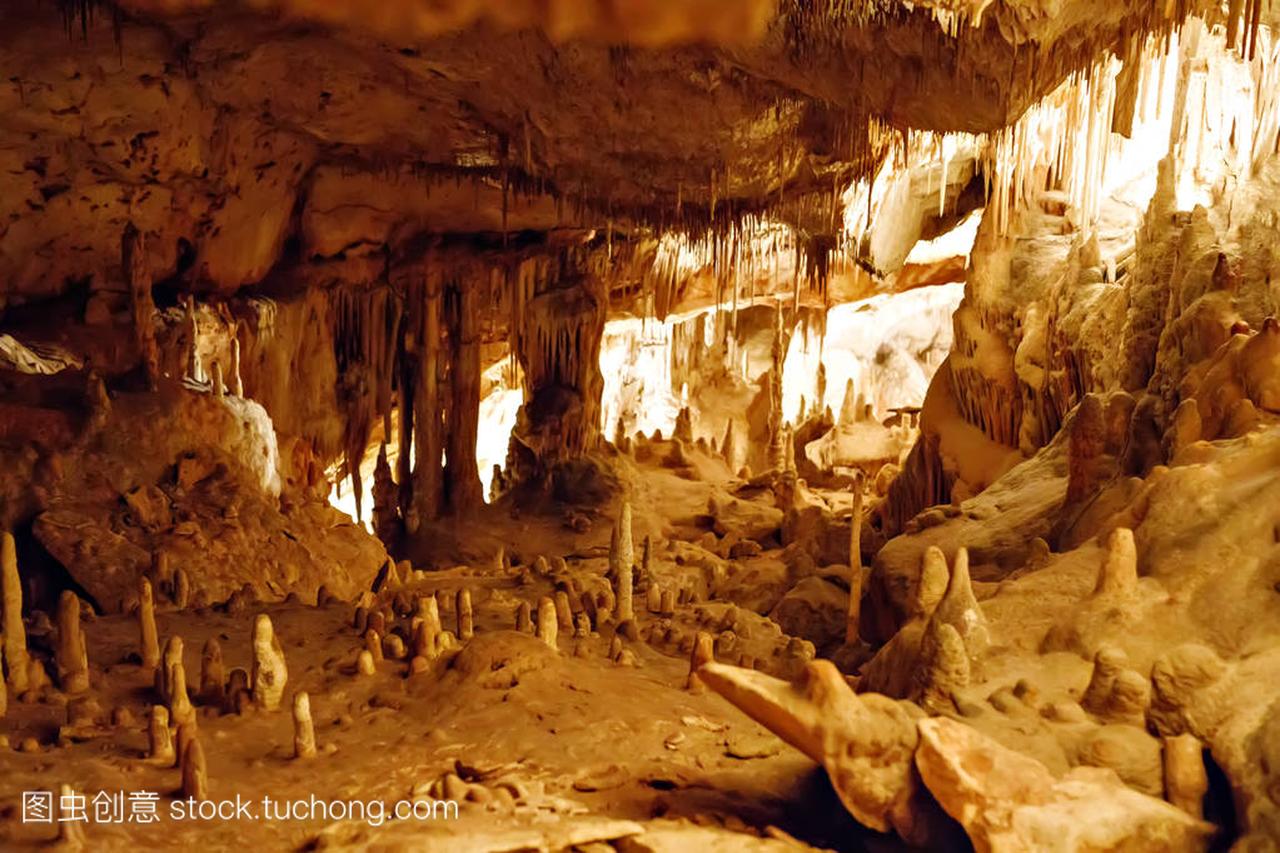 西班牙马略卡岛的龙洞。美丽的自然洞穴在马略