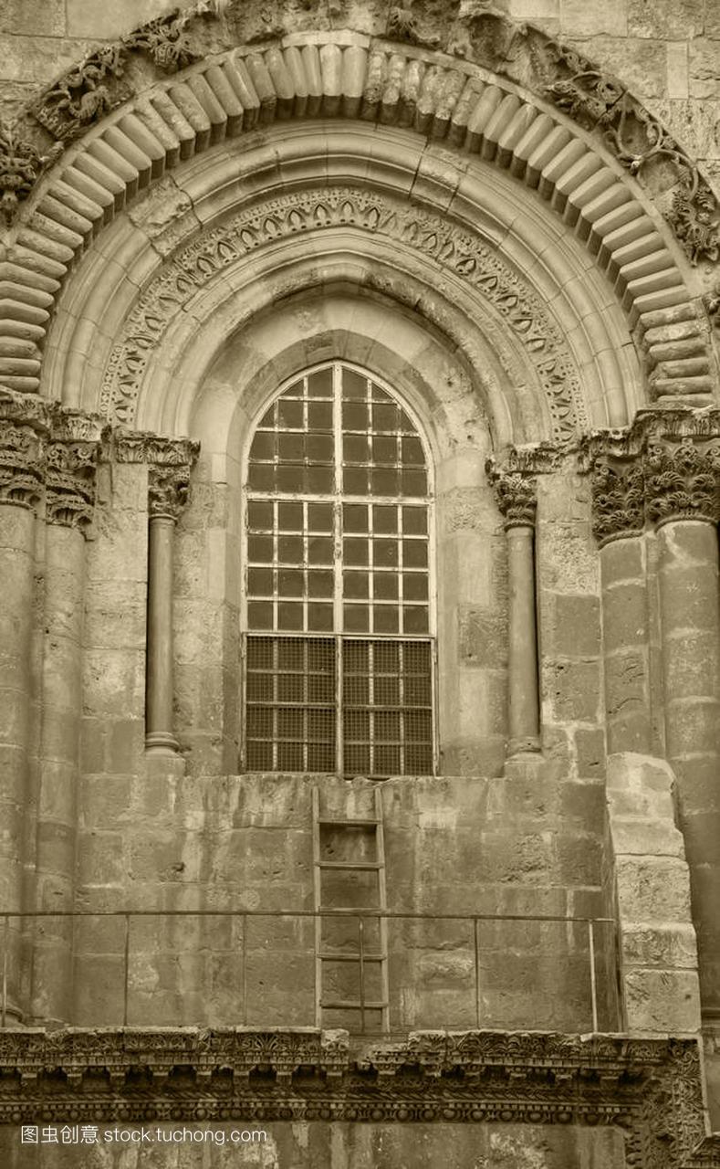 在耶路撒冷 (以色列) 圣墓教堂窗口下的固定梯