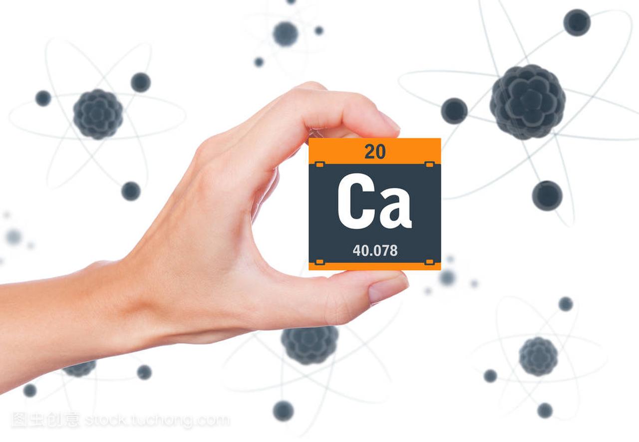 钙元素符号手持和原子漂浮在背景中