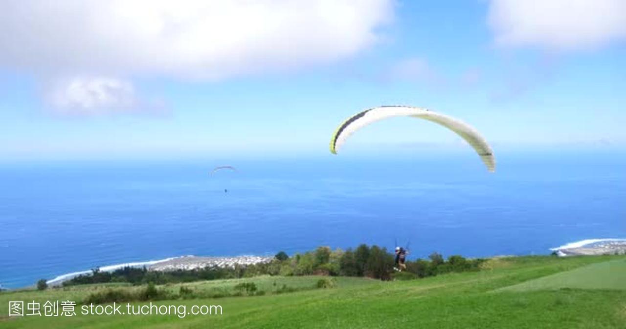 滑翔伞飞越令人惊叹的海滩海景色, paraglide 在