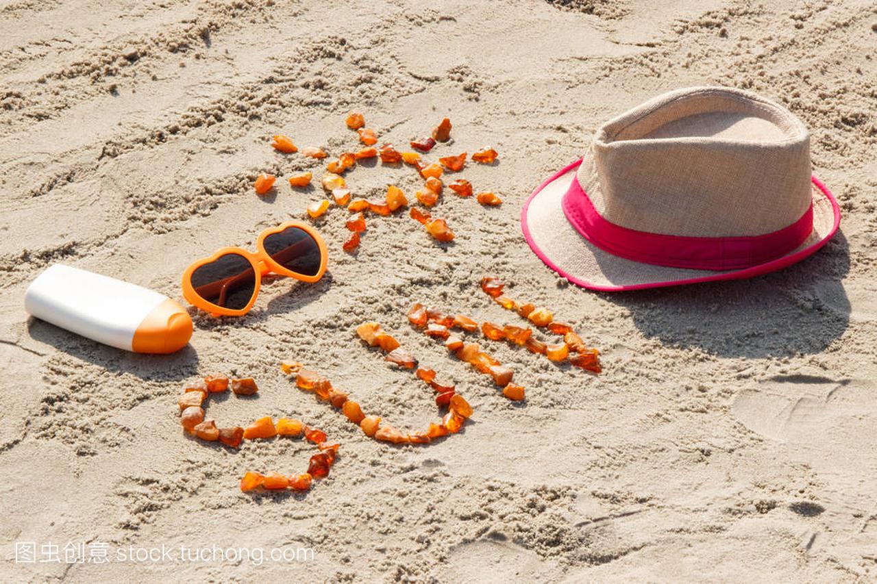 沙滩上的太阳、太阳镜、防晒霜和草帽的单词和
