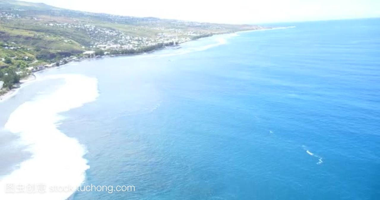 滑翔伞飞越令人惊叹的海滩海景色, paraglide 在