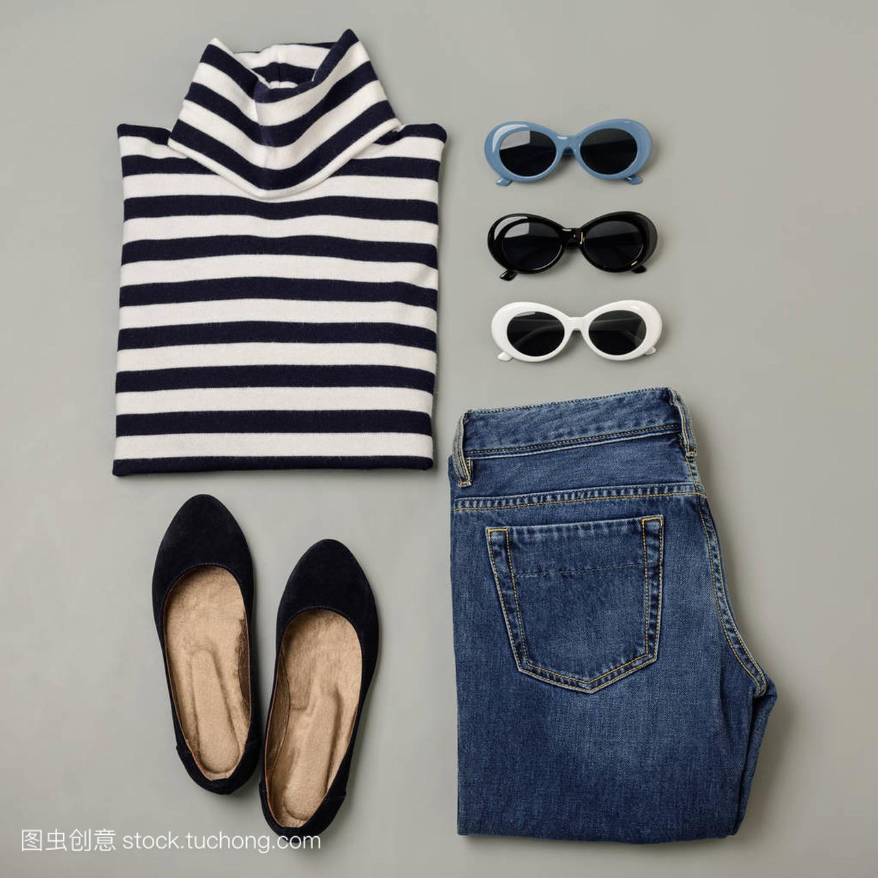 时尚套装蓝色牛仔裤, 条纹毛衣, 鞋和 sunglsse