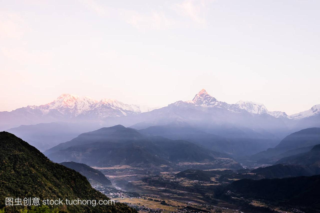 尼泊尔喜马拉雅山的美丽风景。日出时间。层状