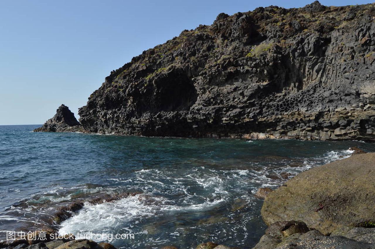 特内里费岛黑色沙滩上的石岩