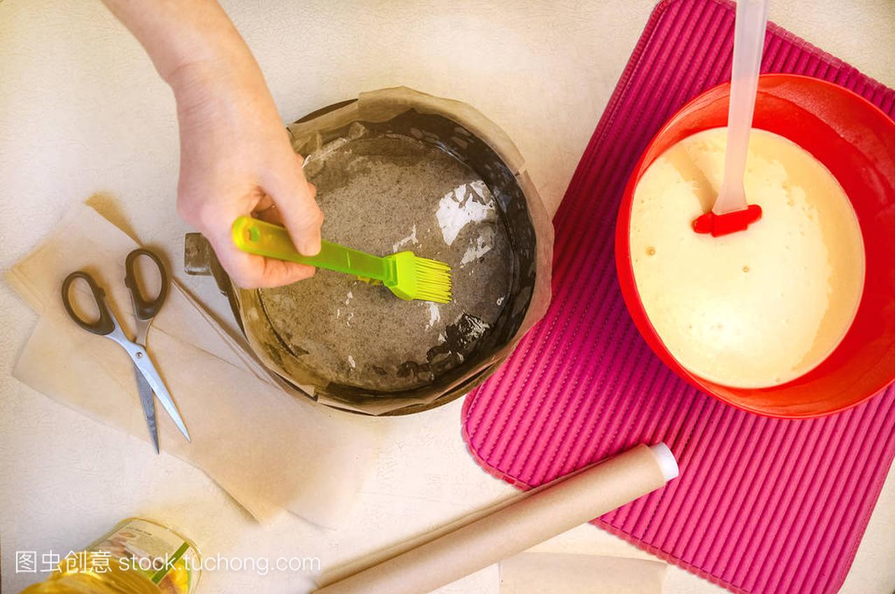 烹调海绵蛋糕用的烘焙配料和餐具。女人润滑油