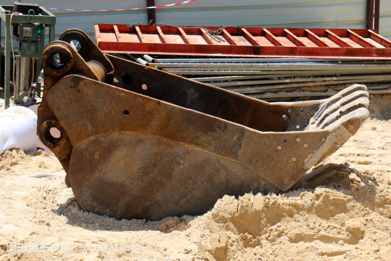 在地中海的海岸是挖沙子一个大挖掘机