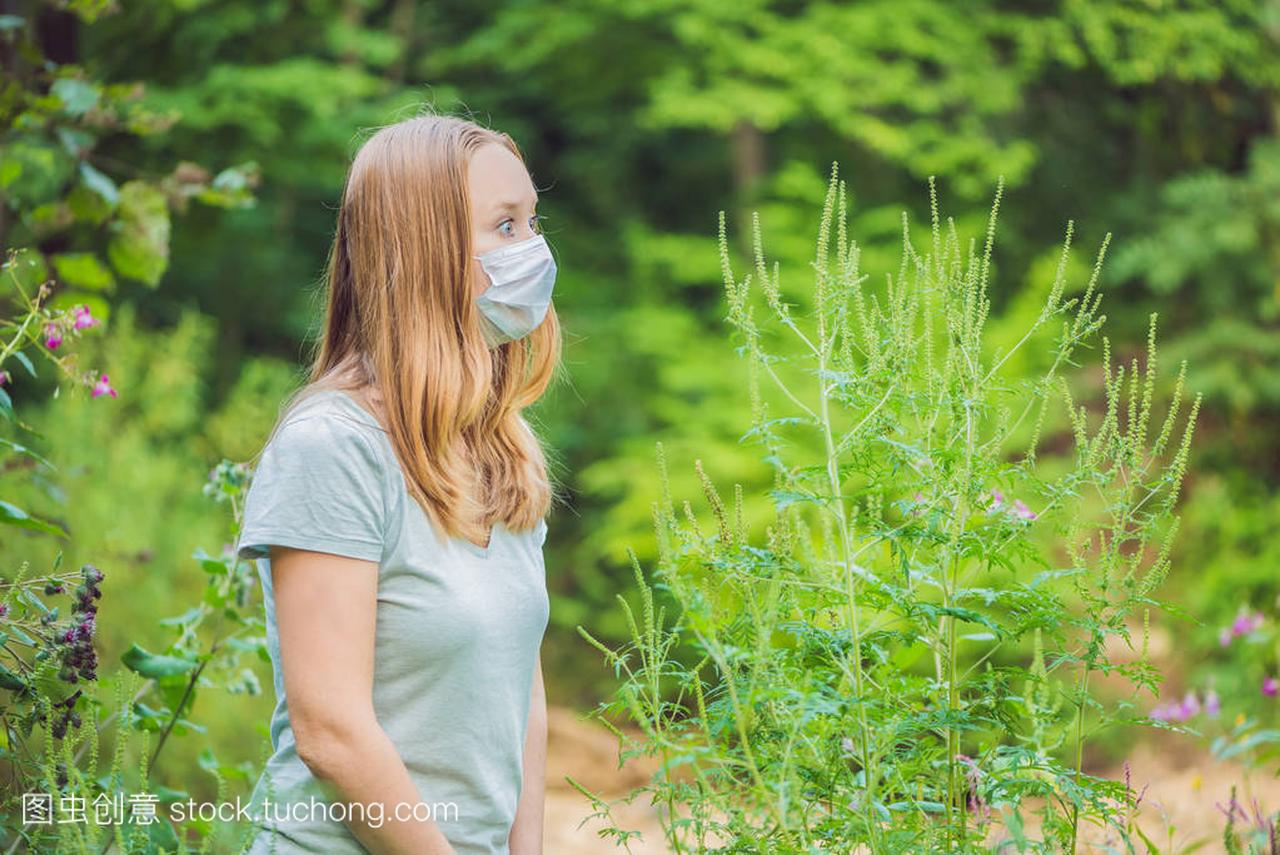 由于对豚草过敏的医用口罩的年轻女子