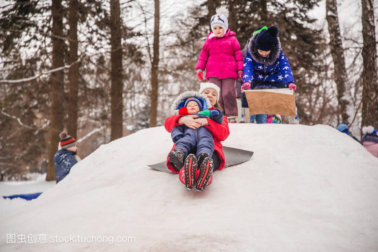 明斯克, 白俄罗斯-2017年2月1日: 儿童卷在冬季