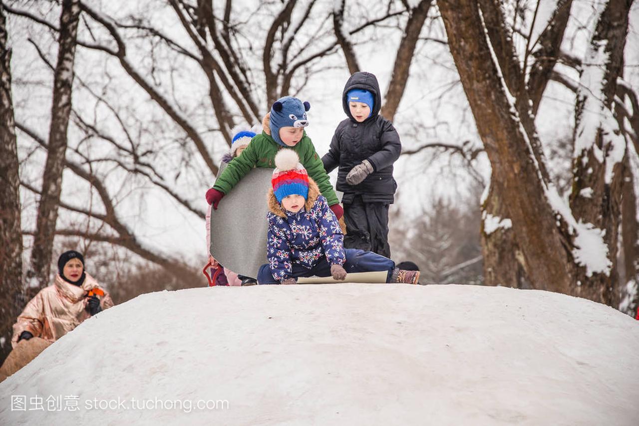 明斯克, 白俄罗斯-2017年2月1日: 儿童卷在冬季