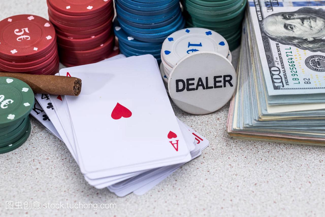 扑克筹码和扑克牌与 sigar 和金钱