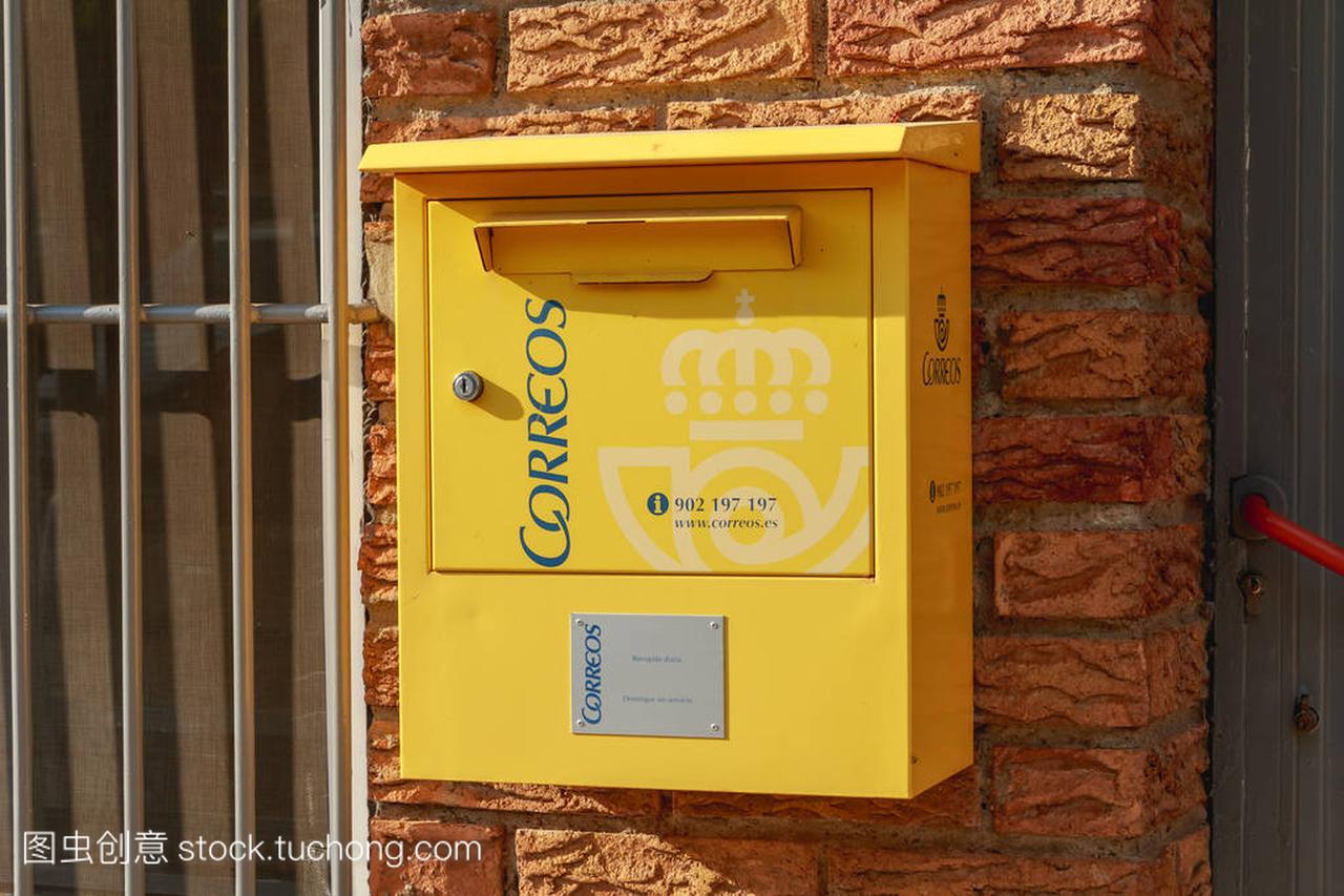 西班牙邮政经销公司 Correo 的黄色信箱