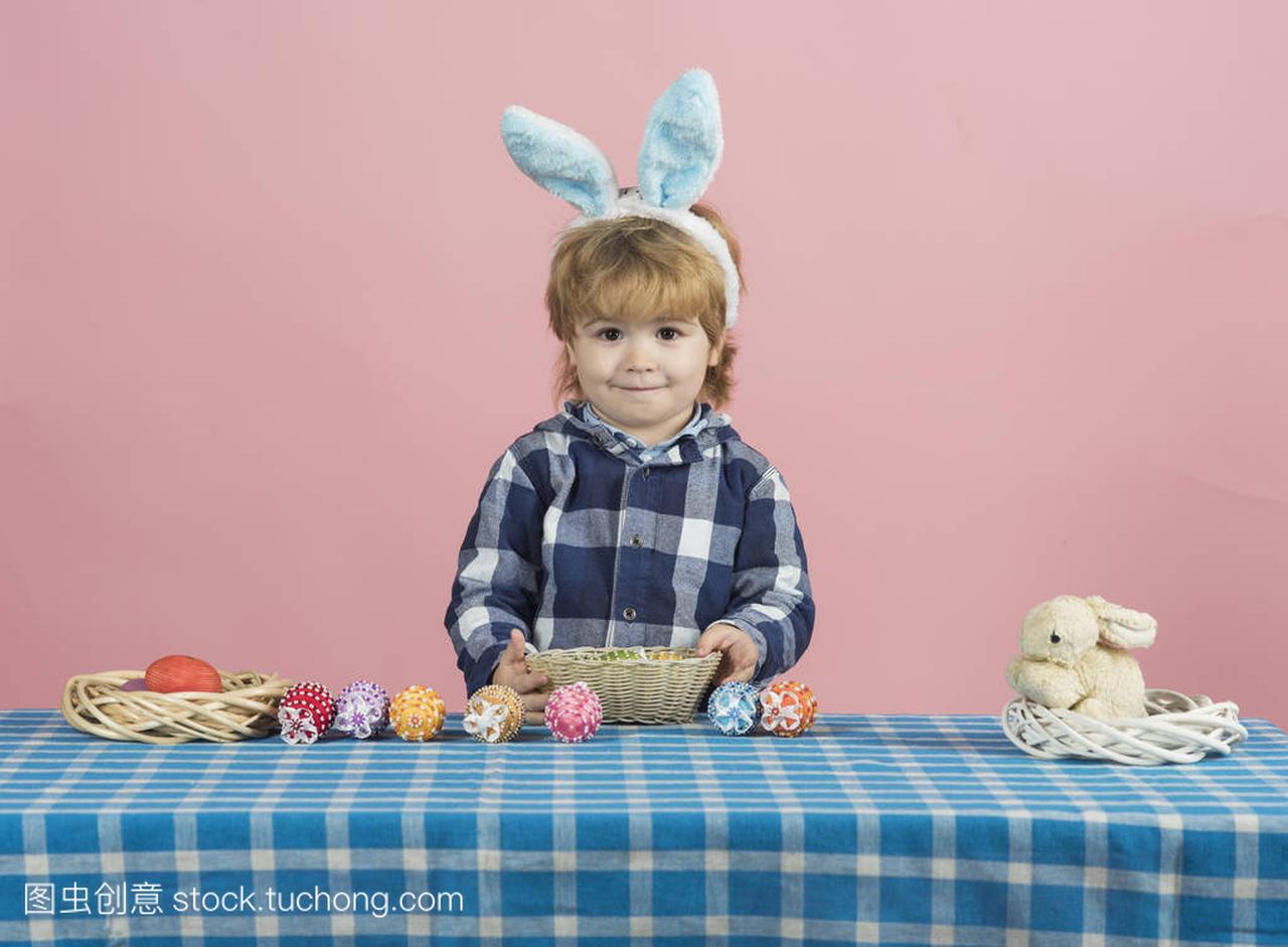 可爱的小男孩, 他的头上毛茸茸的兔子耳朵看着
