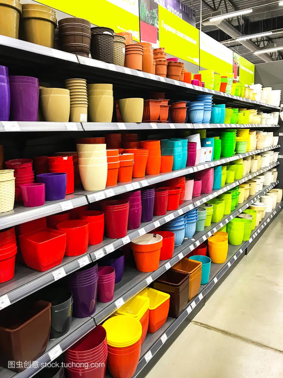 货架上的花盆为不同颜色的花朵在购物中心所有